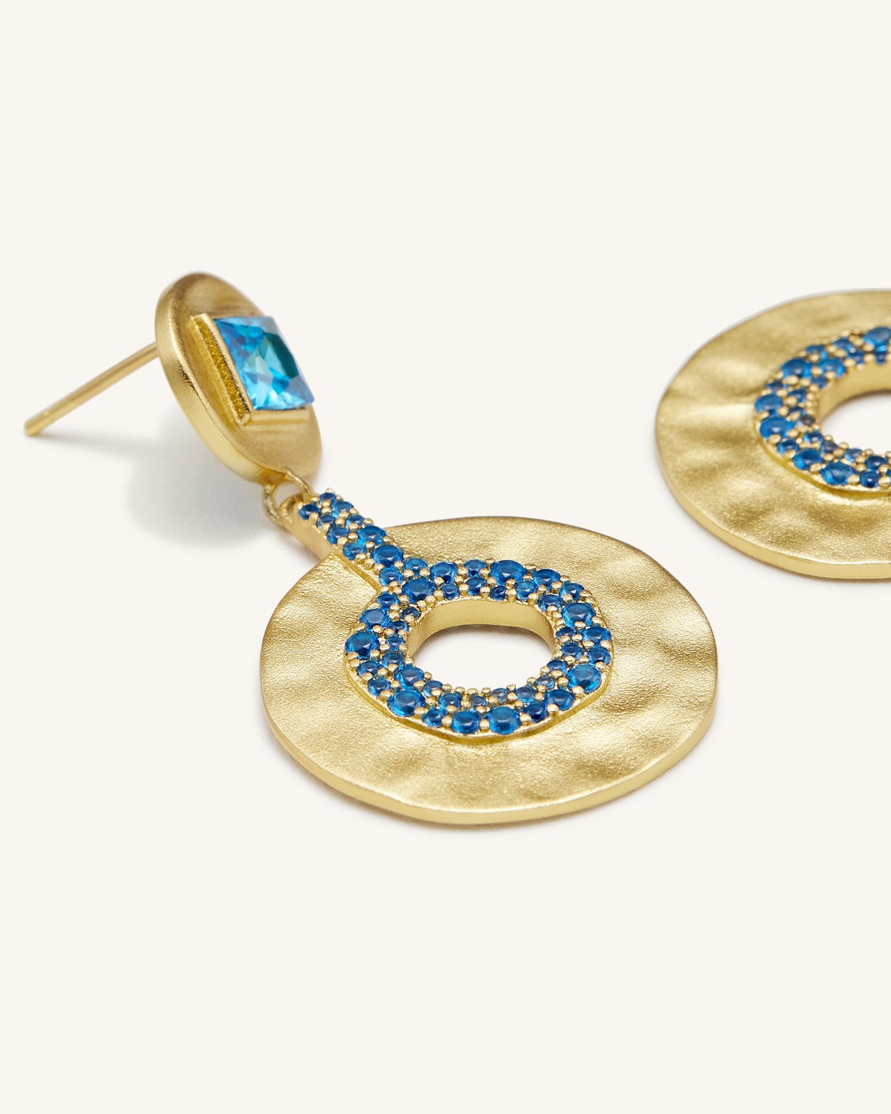 Orecchini Rotondi Piccoli Traforati Geometrici - Placcato oro 18 ct & Zircone blu oltremare